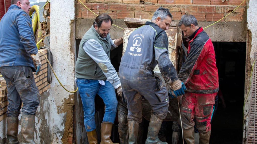 Paco Núñez ha ayudado este lunes en las tareas de limpieza de Mira (Cuenca).