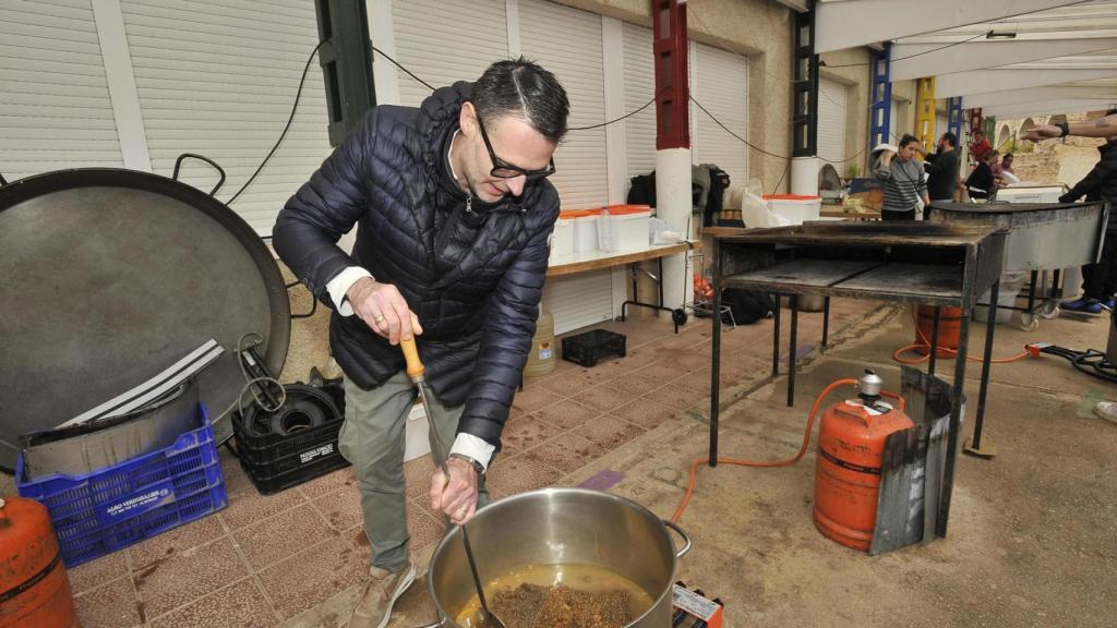 El chef Fran Martínez cocinando en Letur.