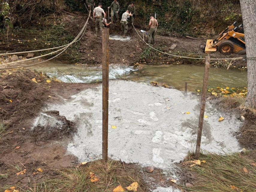 El Ejército construye en Landete una pasarela sobre el río mientras se arregla el puente dañado por la DANA. Foto: Junta de Castilla-La Mancha.