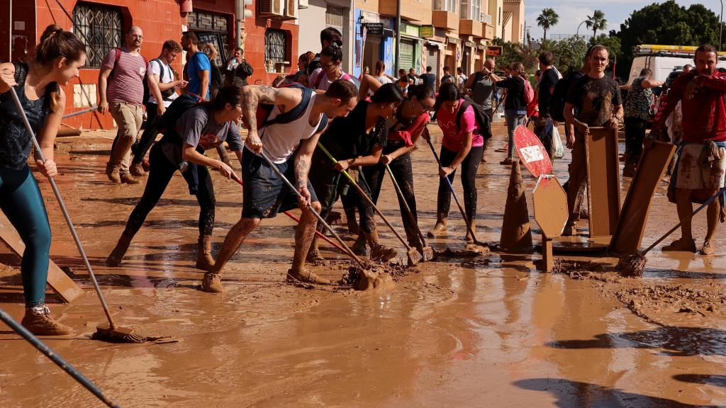 Voluntarios y vecinos limpiando las calles de los pueblos afectados por la Dana en Valencia.