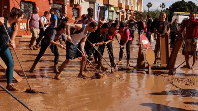 Voluntarios y vecinos limpiando las calles de los pueblos afectados por la Dana en Valencia.