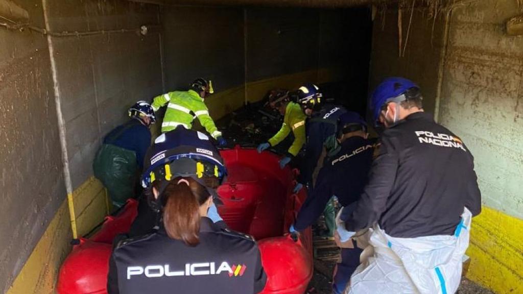 La Policía Nacional y la UME esta mañana en el apa4rcamiento valenciano.