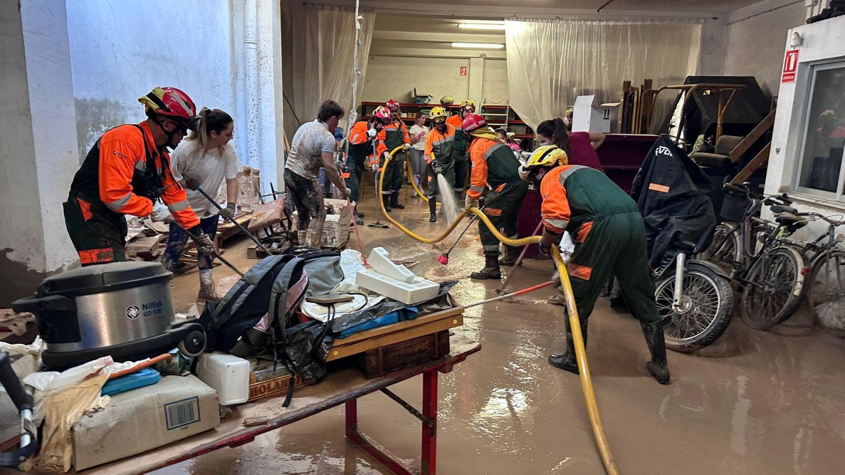 Miembros del equipo de limpieza provenientes de la Región de Murcia participan en las labores de limpieza en Valencia.