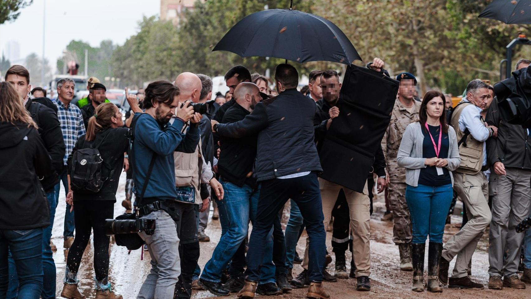 El presidente del Gobierno, Pedro Sánchez, increpado durante su visita a Paiporta.