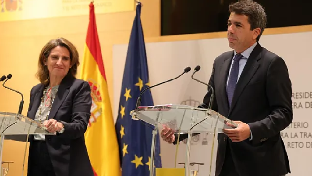 La vicepresidenta de Transición Ecológica, Teresa Ribera, y el presidente de la Generalitat Valenciana, Carlos Mazón, en febrero de este año.