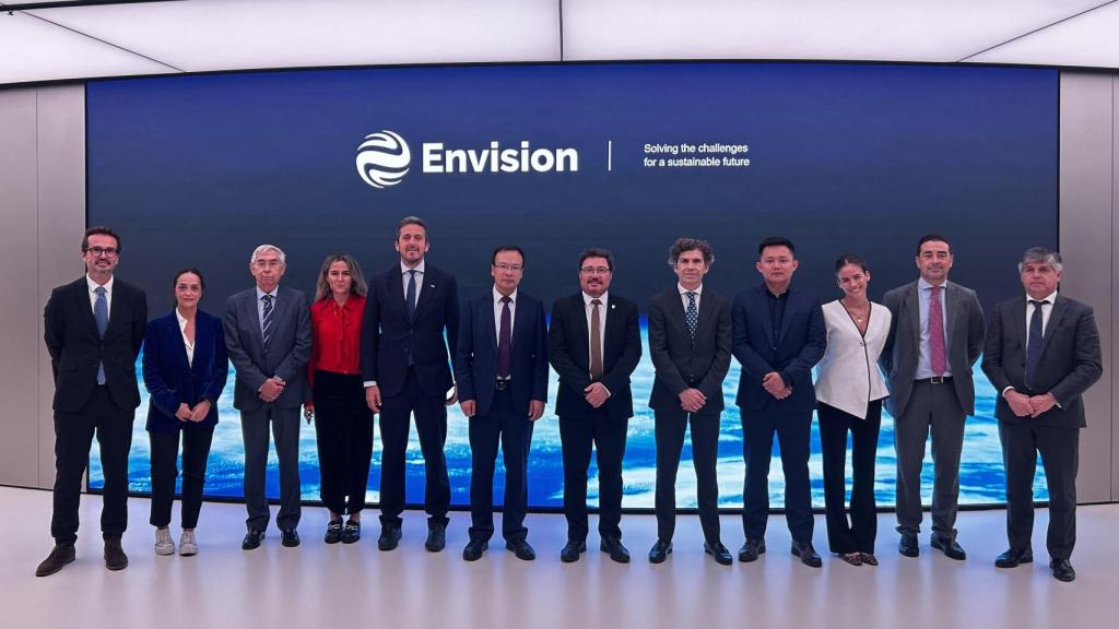 La delegación extremeña desplazada a China, junto con representantes empresariales de aquel país.