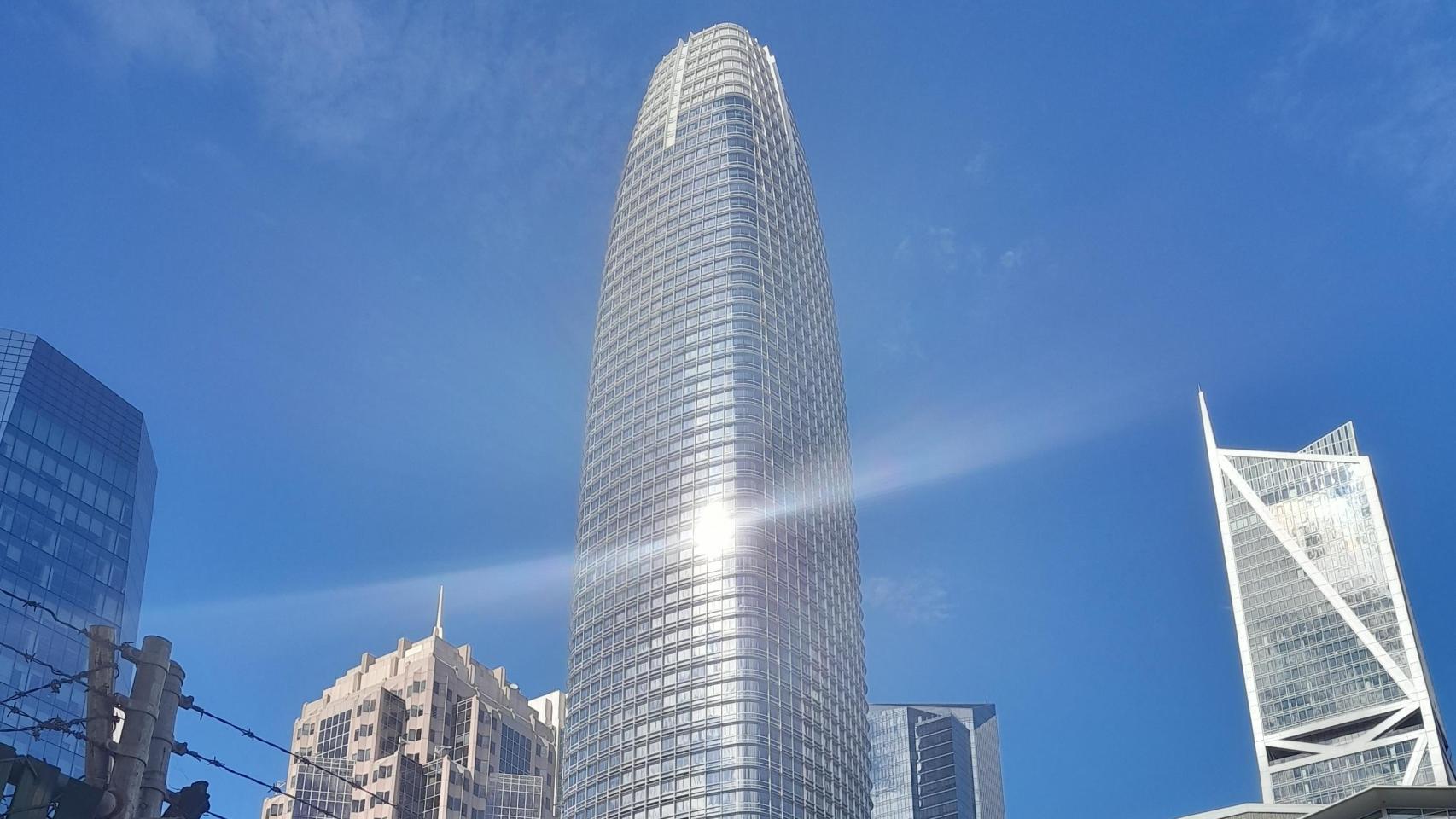 La Torre Salesforce está ubicada el barrio South of Market del distrito financiero de San Francisco y tiene 326 metros de altura, lo que la catapulta como el edificio más alto de la ciudad y el duodécimo de todo EEUU.