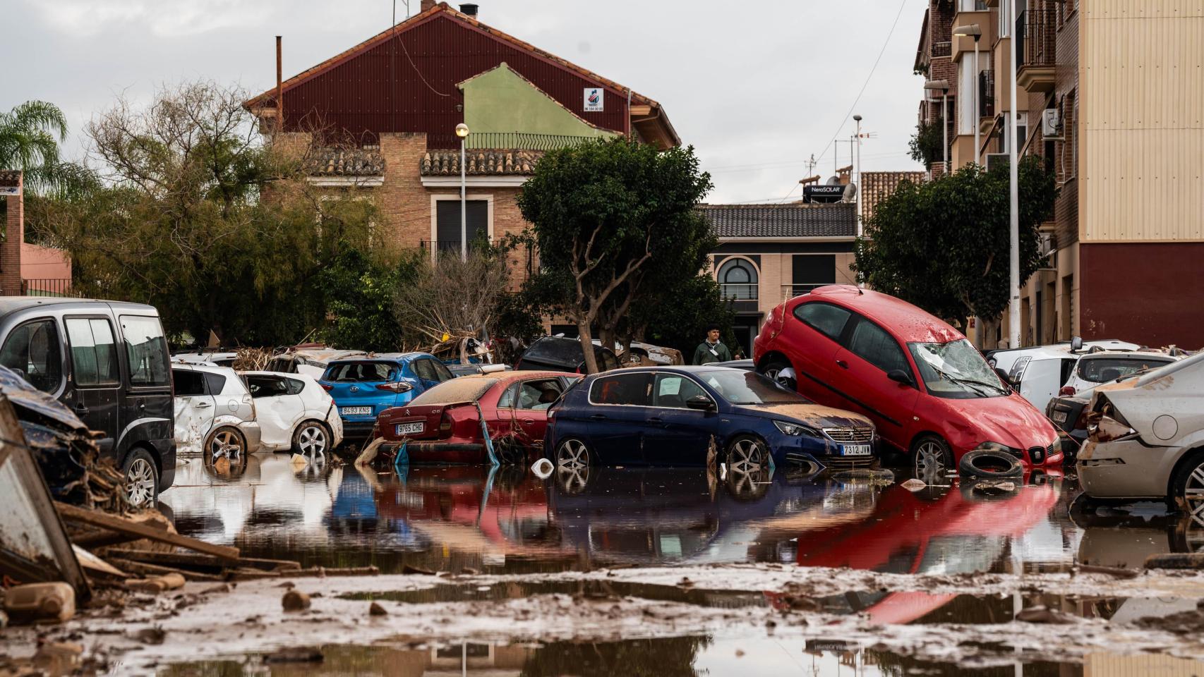 Coches amontonados por la DANA, en Paiporta, Valencia, Comunidad Valenciana (España).