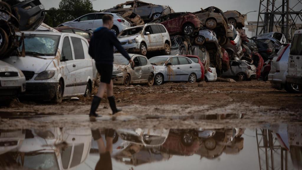 Coches apilados por la grúas en Paiporta (Valencia) tras el paso de la DANA.