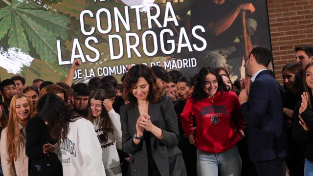 Isabel Díaz Ayuso en un colegio de Torrejón durante la presentación del plan antidrogas.