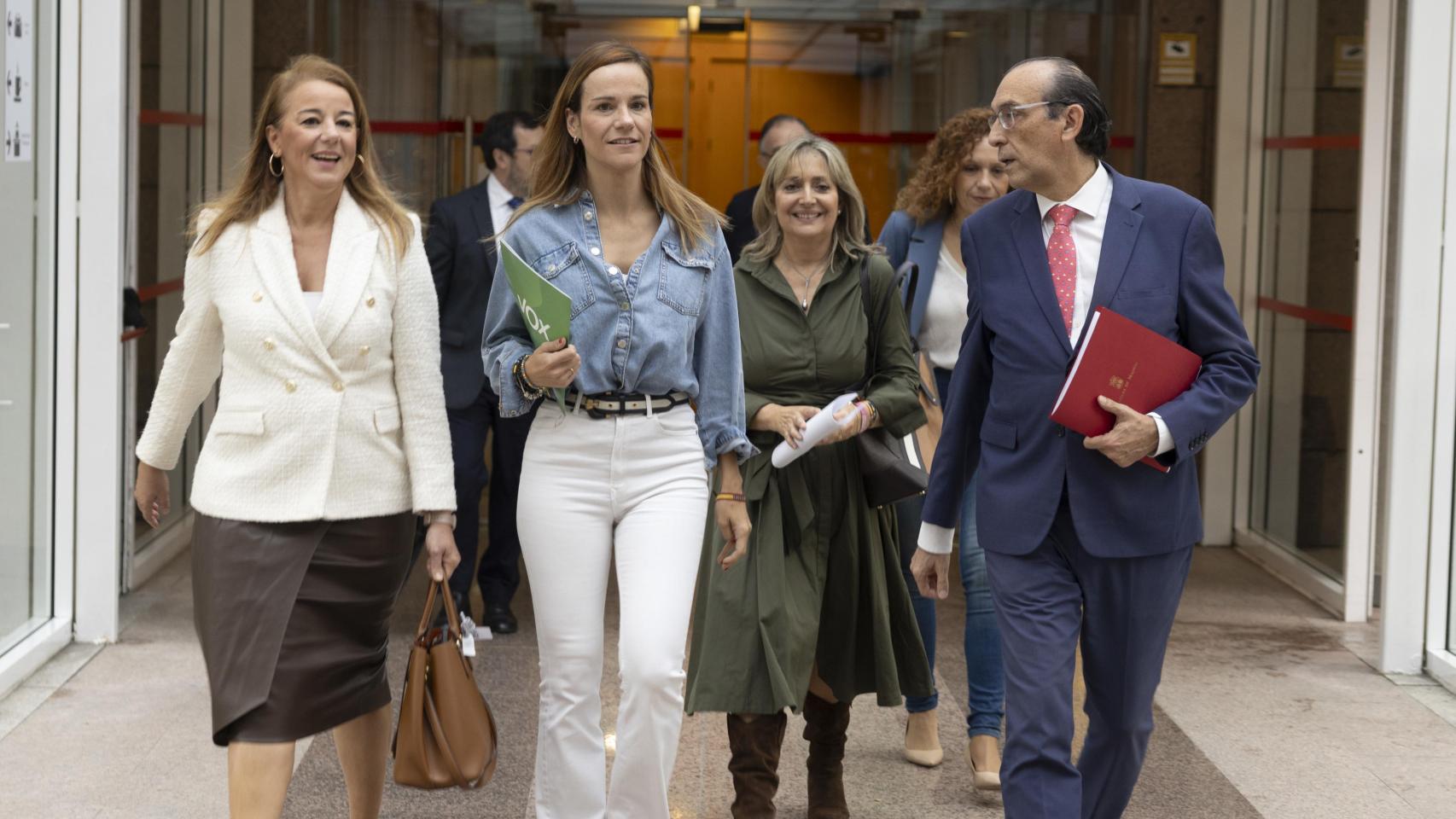 Isabel Pérez Moñino llega a la Asamblea de Madrid junto al resto de los diputados de Vox