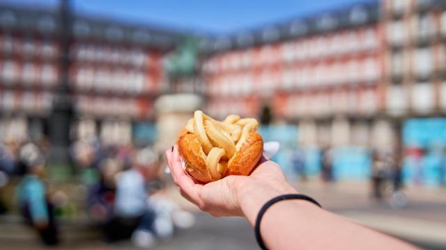 Un bocata de calamares en la Plaza Mayor.