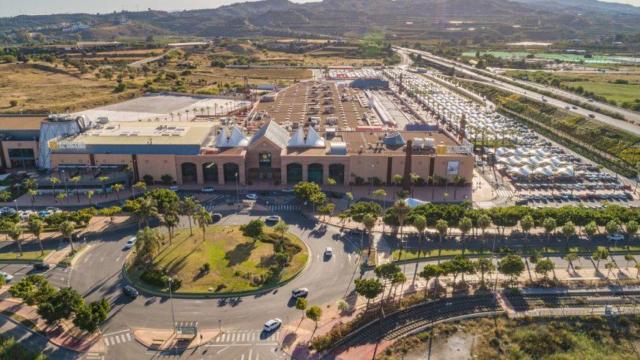 Vista aérea del centro comercial El Ingenio en Vélez Málaga.