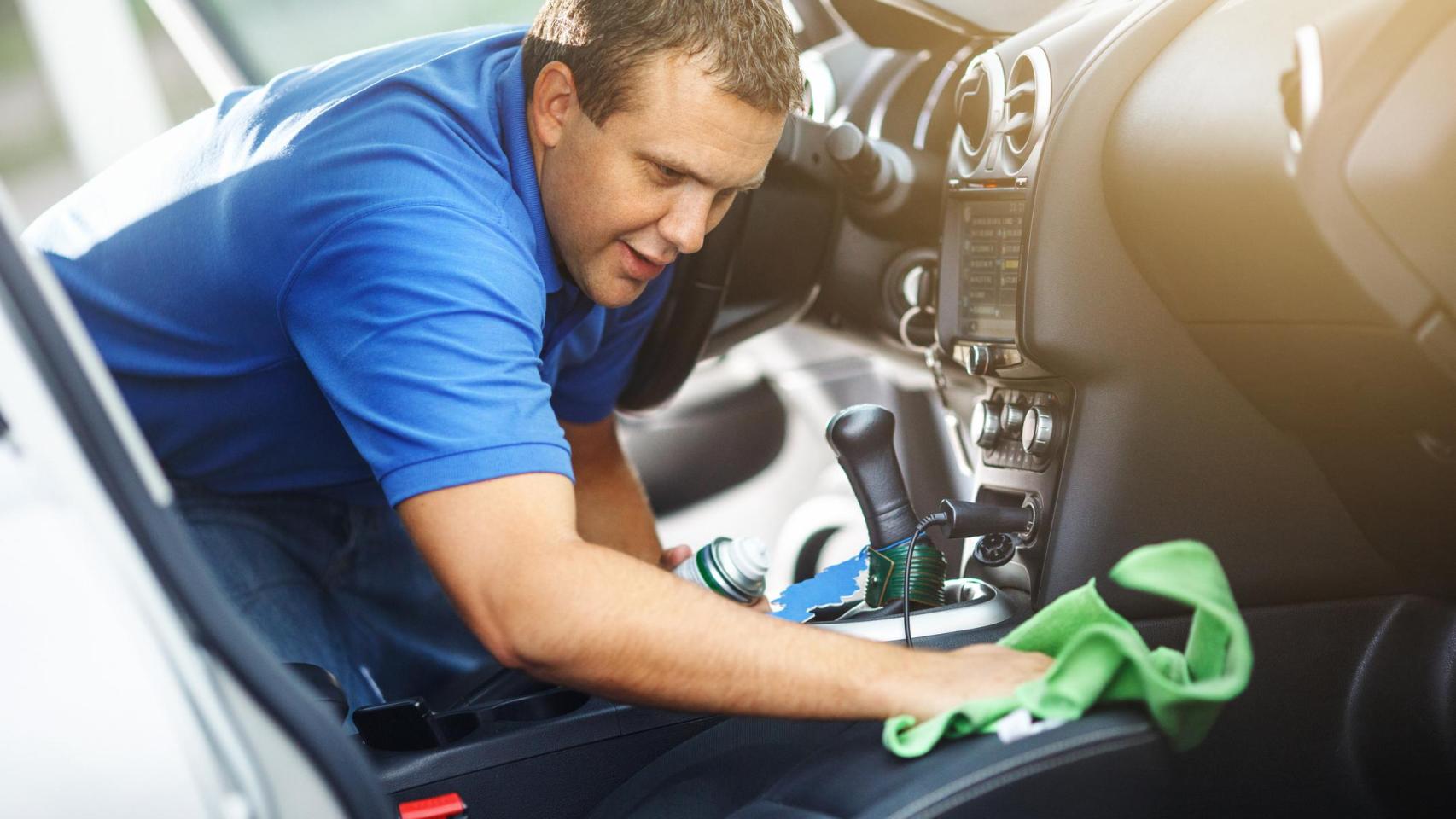 Imagen de archivo de una persona lavando el coche.