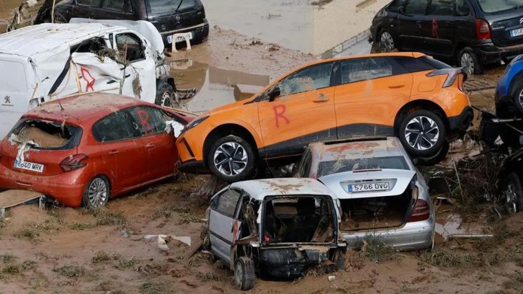 Coches afectados por una inundación.