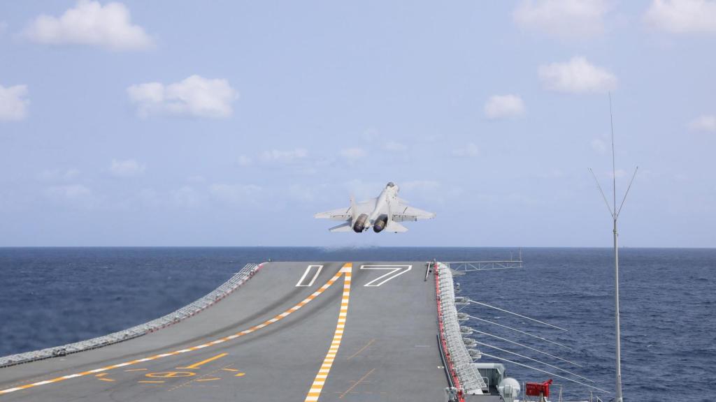 Un caza chino despegando del portaaviones Shandong durante los ejercicios militares alrededor de la isla de Taiwán.