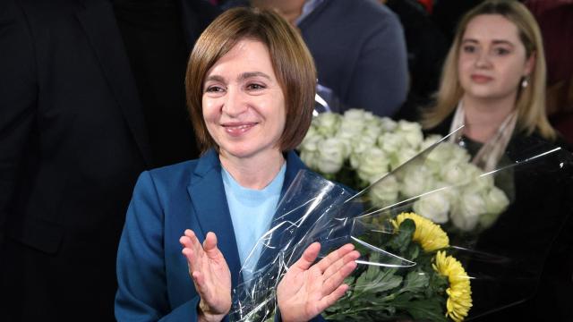 Maia Sandu, presidenta de Moldavia y aspirante a la reelección, celebra su victoria este domingo.