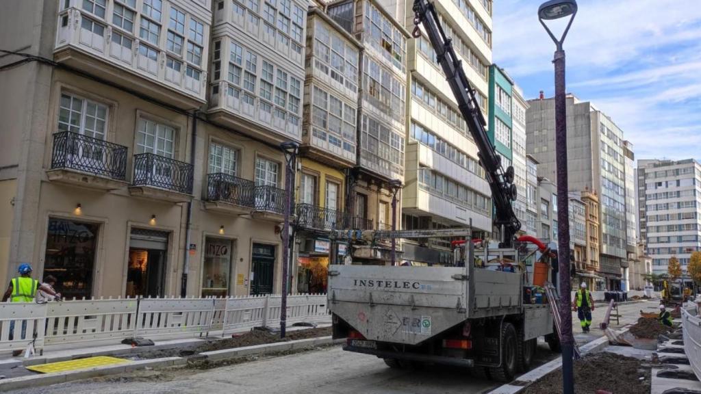 Farolas instaladas esta mañana en la calle San Andrés.