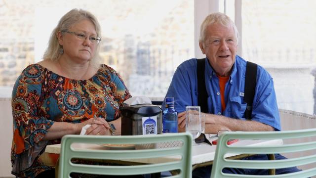 Jennifer y Larry Stephenson, dos de los norteamericanos que han atendido a EL ESPAÑOL en Rota (Cádiz).