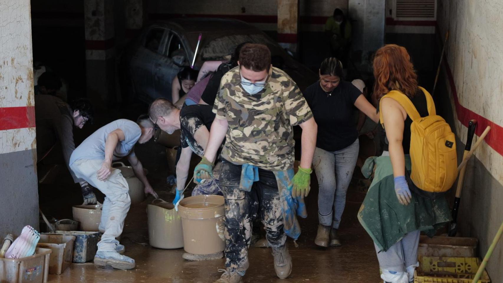 Voluntarios ayudando en Valencia