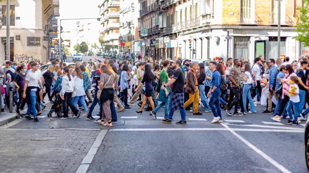 Imagen de archivo de personas en la calle.