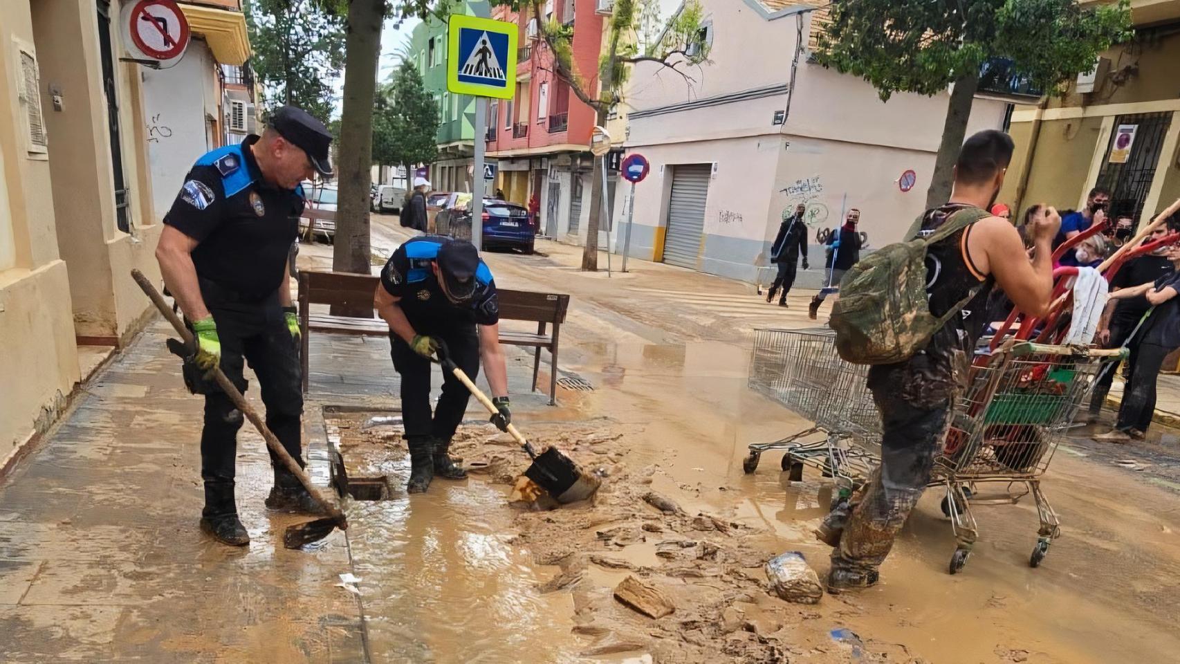 Policías de O Porriño trabajan en la catástrofe de Valencia.