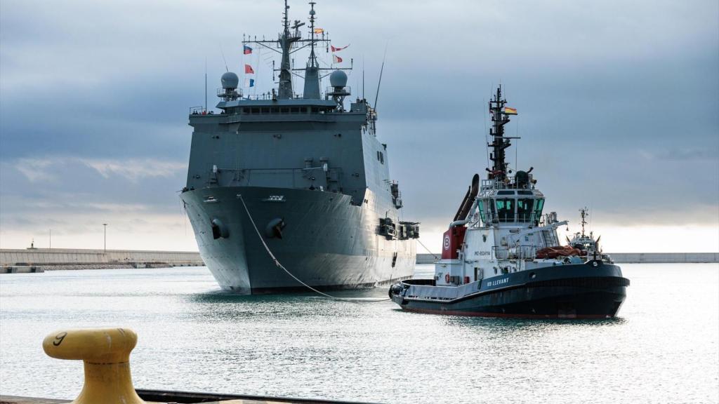 El buque anfibio Galicia llega al Puerto de Valencia con miembros del Ejército. Carlos Luján / Europa Press