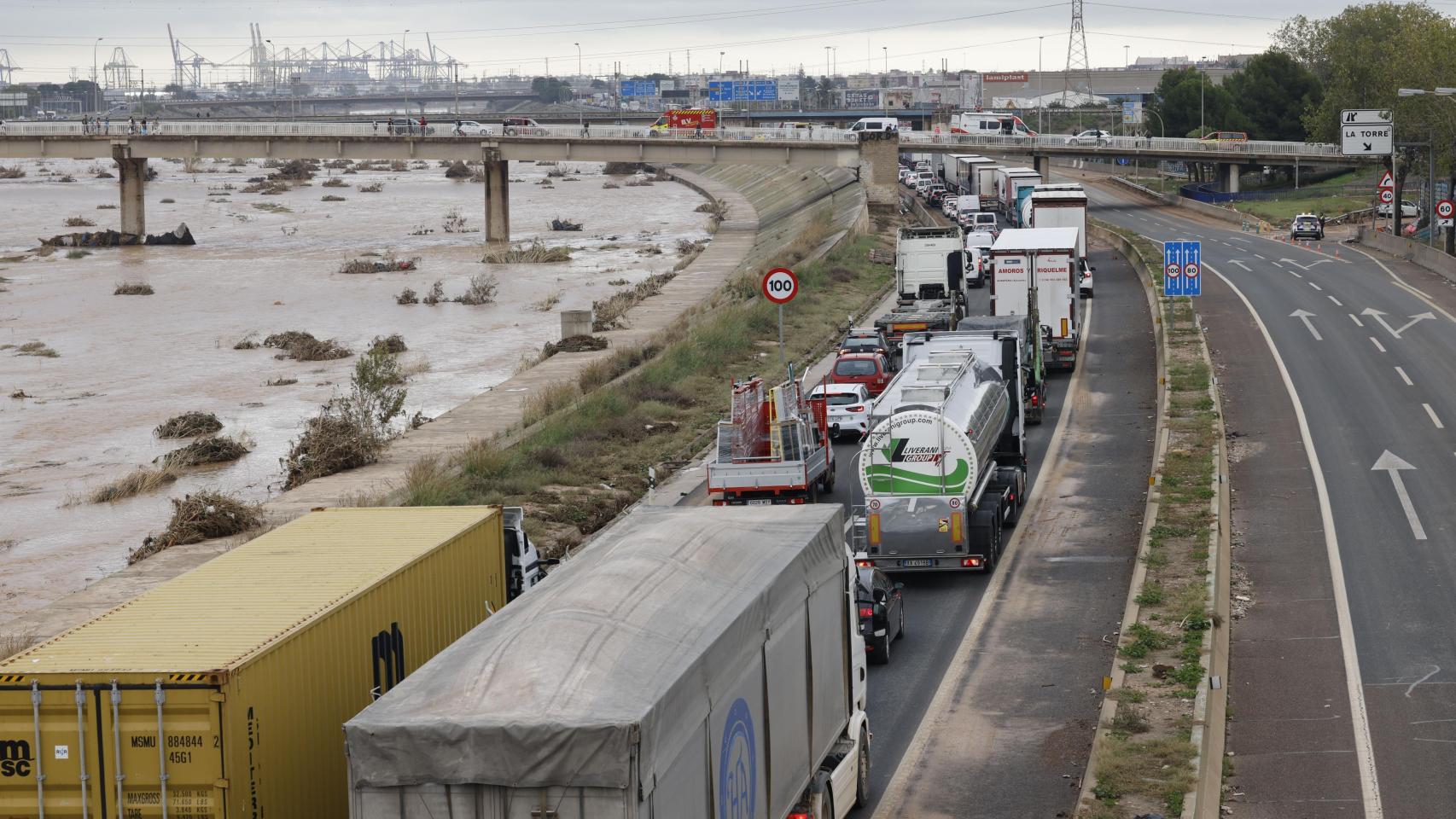 Vista del tráfico en la V30 a su paso por La Torre (Valencia) este lunes. Efe / Ana Escobar