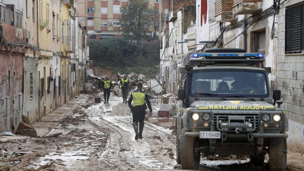 Policía militar y Guardia Civil en una calle aledaña al Barranco de Torrente, este lunes. Efe / Miguel Ángel Polo