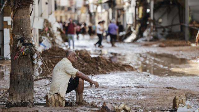 Un hombre desolado mira el paisaje arrasado por la DANA en Valencia. Efe / Biel Aliño