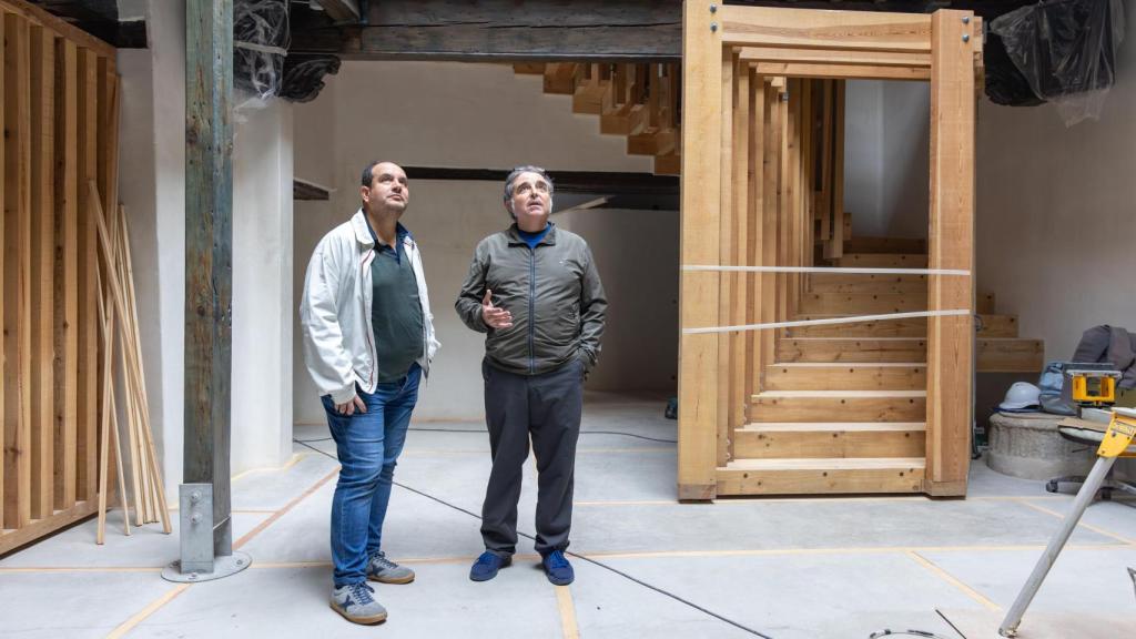 La estructura de madera que enmarca la escalera es uno de los elementos más llamativos de una cuidada restauración.