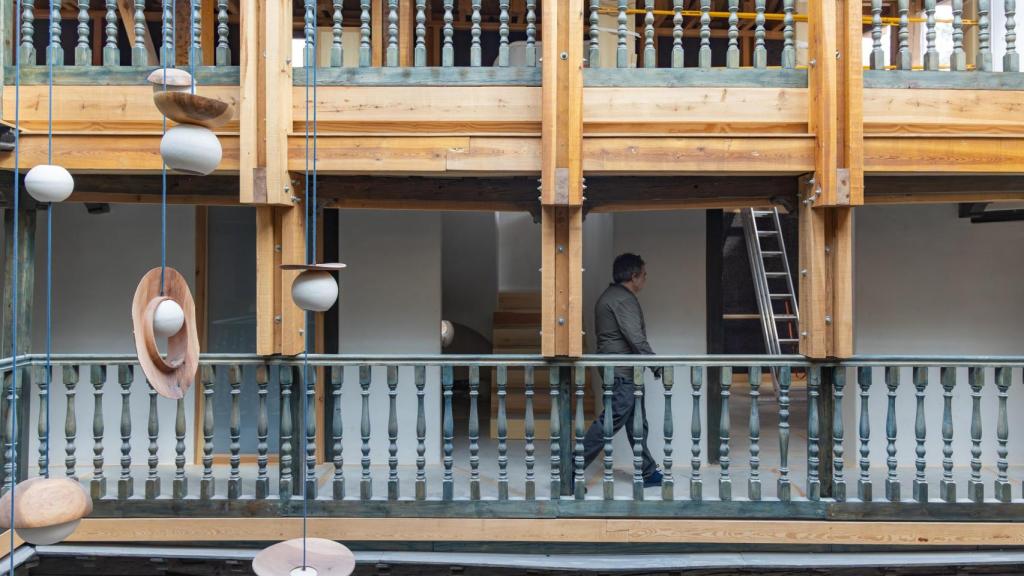 Una espectacular lámpara de cerámica de María Camisón cuelga del patio del inmueble.