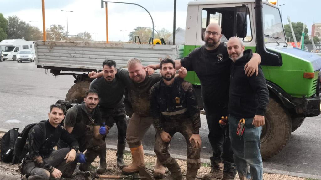 Pablo y compañeros tras el desastre por la DANA en Ribarroja