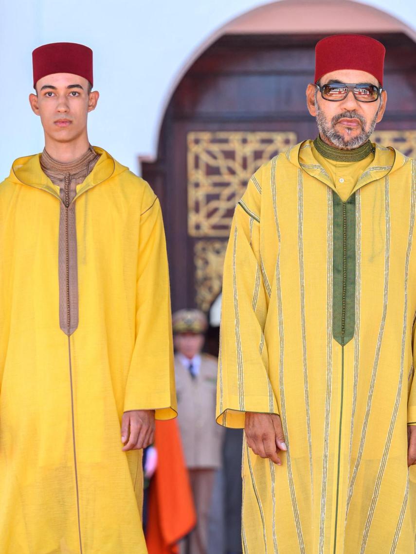 Moulay Hassan junto a su padre, Mohamed VI, en un acto institucional.