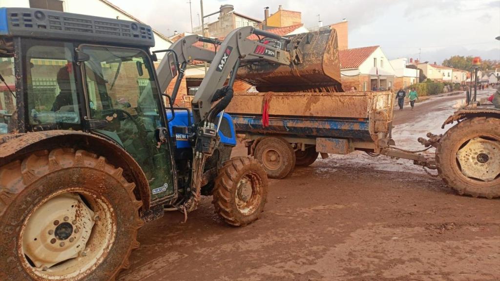 Imagen de un tractor de AVA-Asaja trabajando en zonas afectadas por la DANA. AVA-Asaja