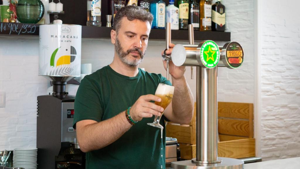 Raúl Rodríguez sirve una cerveza en la barra de 'Gaia Espacio Gastronómico'.