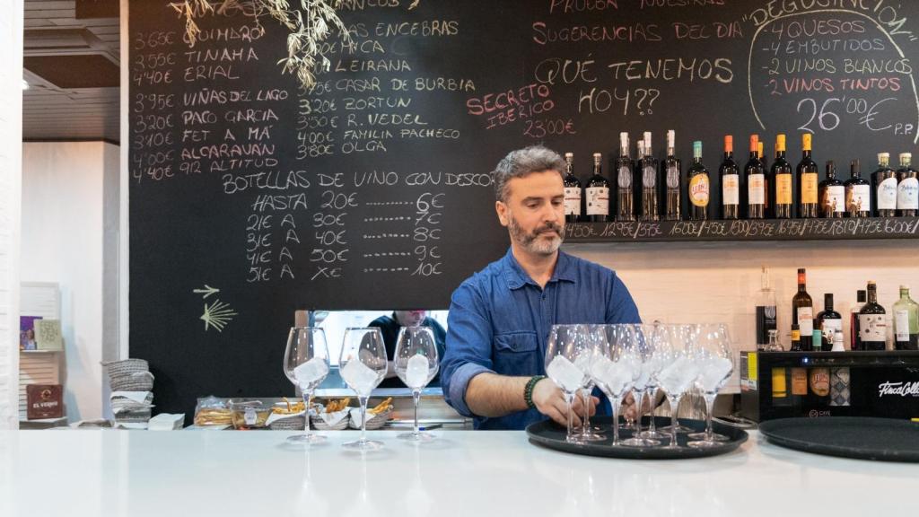 Raúl Rodríguez se prepara para servir unas copas en 'Gaia Espacio Gastronómico'.