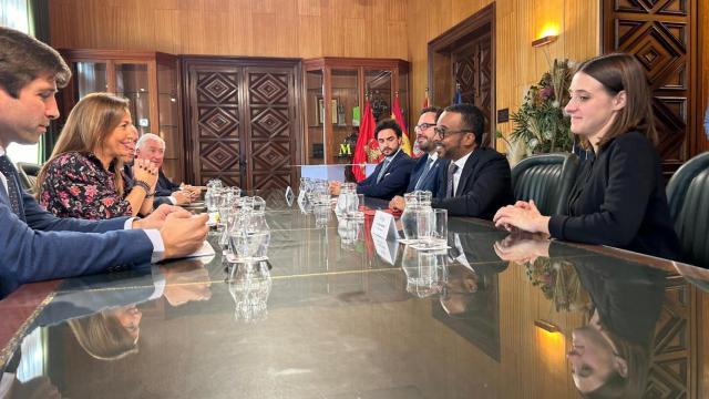 La alcaldesa de Zaragoza, Natalia Chueca, con el vicepresidente de Google, Cris Turner.