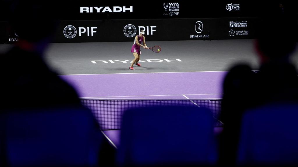 Elena Rybakina, durante un partido de las WTA Finals en el King Saud University Indoor Arena