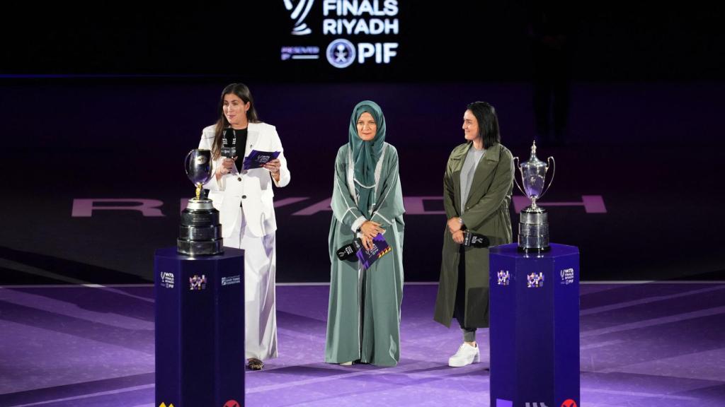 Garbine Muguruza y Ons Jabeur en la inauguración de las WTA Finals 2024 en Arabia Saudí