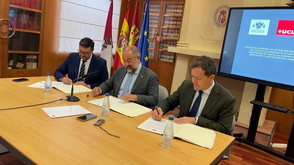 Momento de la firma del protocolo de colaboración entre Ayuntamiento, Junta y UCLM.