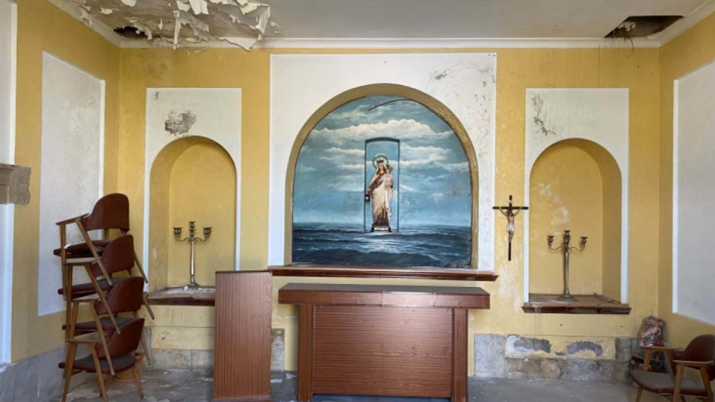 Interior de la capilla del muelle 1 del puerto de Málaga.