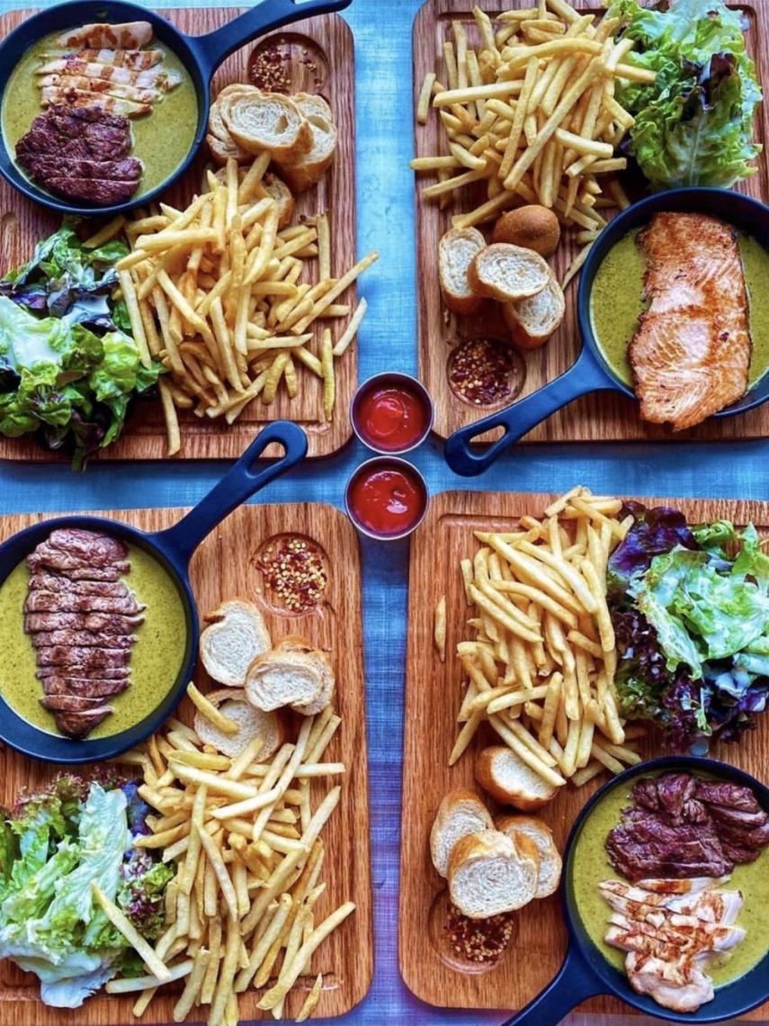 Los platos de filete de ternera, pollo y salmón servidos con la salsa Swiss Butter y sus guarniciones.