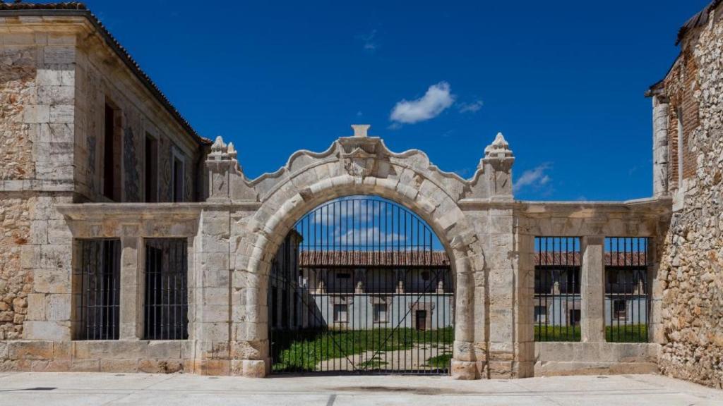 Entrada a la Plaza de las Fiestas en la Plaza de El Secreto.