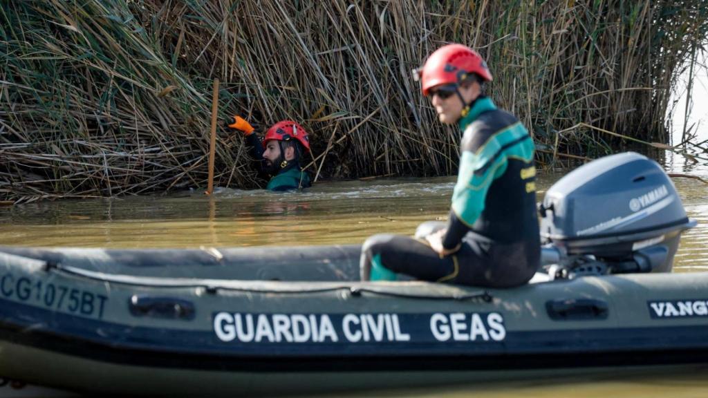 Los buzos de la Guardia Civil en la Albufera de Valencia.