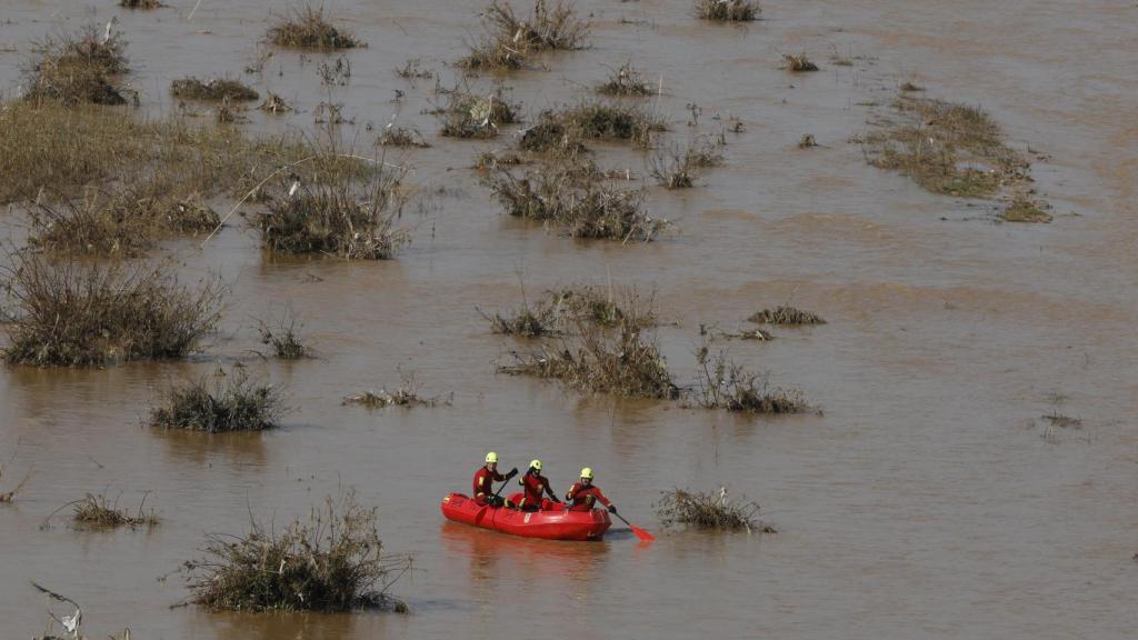 Miembros de la UME y de los bomberos trabajan este martes en la búsqueda de víctimas mortales a causa de las inundaciones de la DANA en el cauce del río Turia en Valencia. Efe / J.J. Guillén