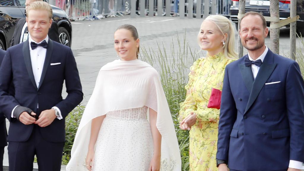 Marius Borg, junto a parte de la Familia Real noruega.