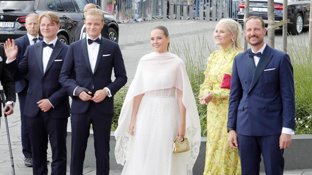 Marius Borg, junto a parte de la Familia Real noruega.