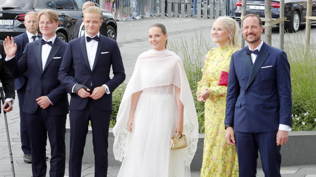 Marius Borg, junto a parte de la Familia Real noruega.