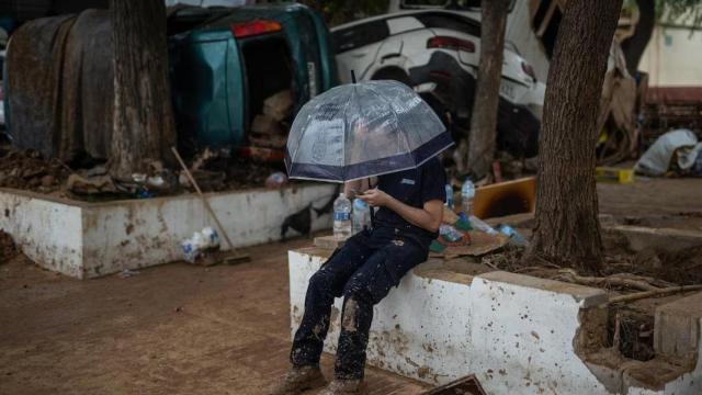 Un hombre se protege de la lluvia con un paraguas en Benetússer, Valencia, el pasado domingo.